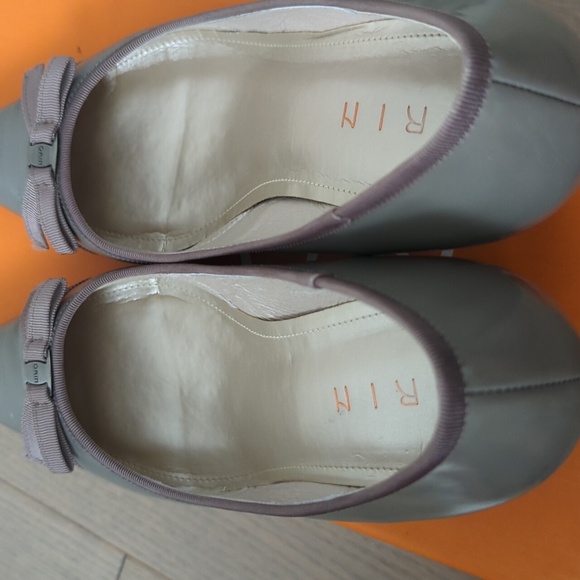 Greige ribbon trimmed pumps size 6.5 - Picture 4 of 12